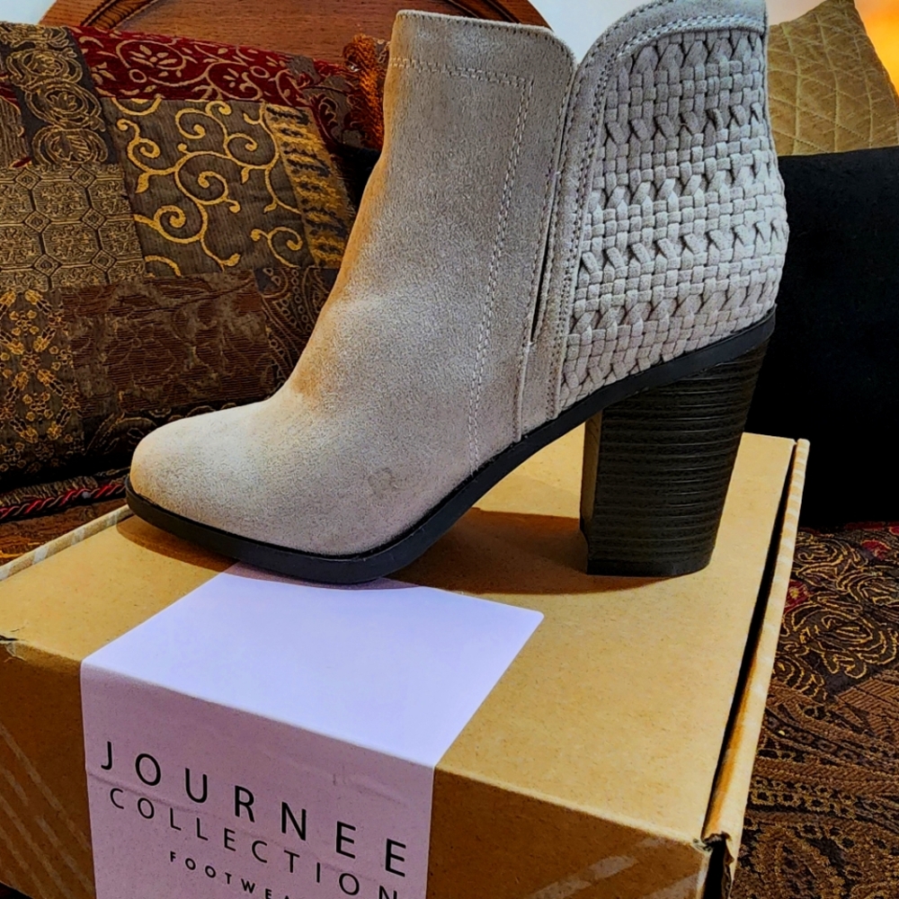 *NEW In Box* Womens Journee Gray Booties